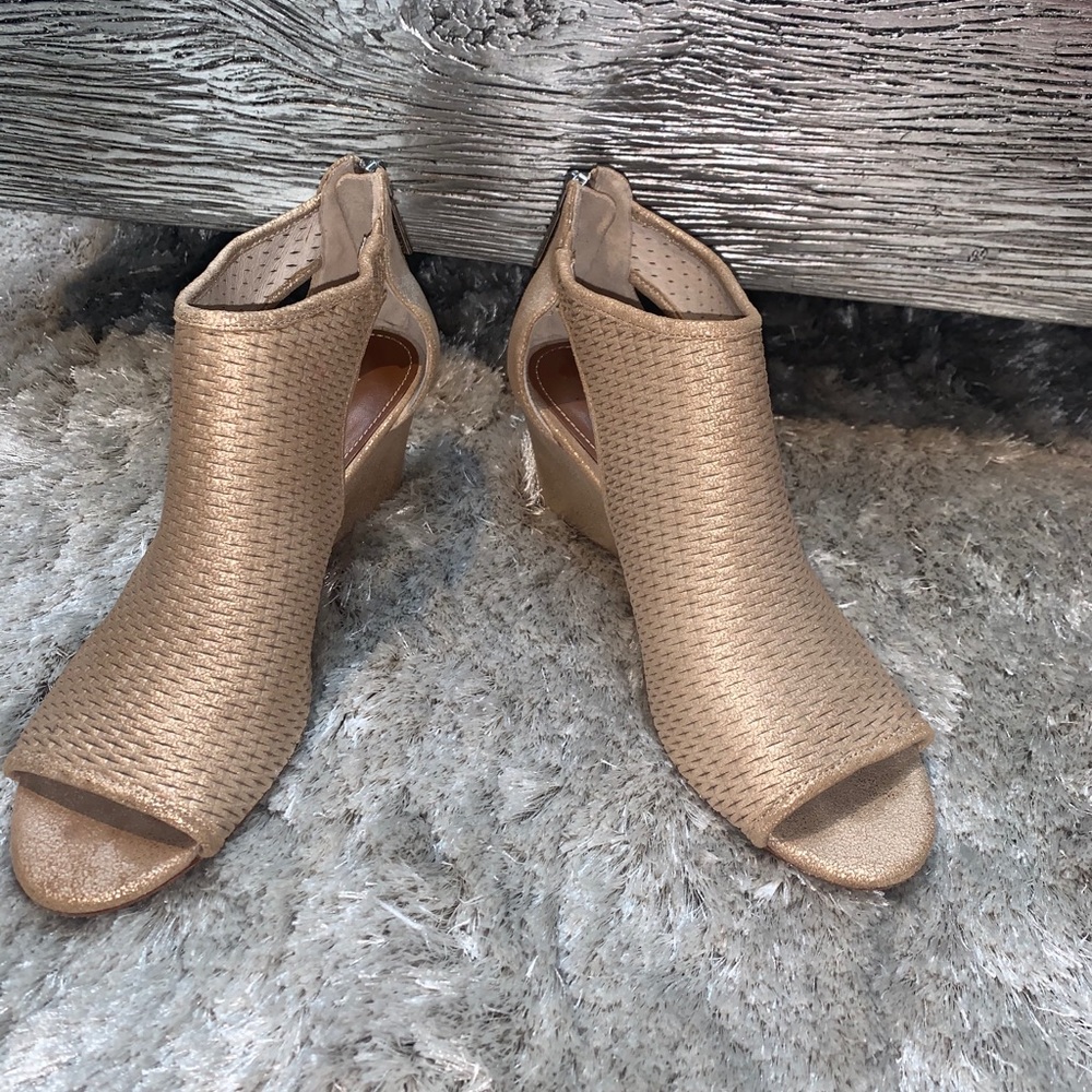 Donald j plainer gold metallic sandals